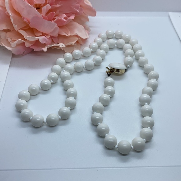 Vintage white stamped JAPAN necklace with clip clasp - Picture 3 of 7